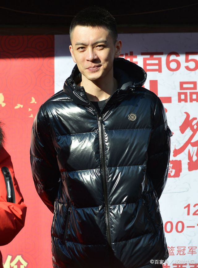 辽宁男篮的杨鸣参加活动,身穿一件黑色羽绒服,帅气登场